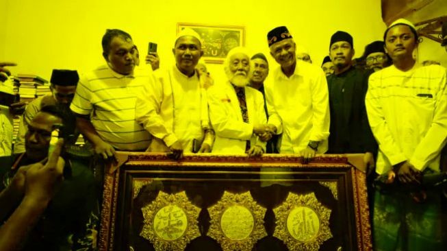 Melawat ke Banten, Ganjar Pranowo Sowan ke Abuya Muhtadi