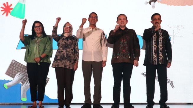 Penjabat (Pj) Gubernur Provinsi DKI Jakarta Heru Budi Hartono (tengah), Dirjen Pendidikan Vokasi Kemendikbudristek Dr. Ir. Kiki Yuliati M.Sc (kedua kiri), Walikota Jakarta Timur Muhammad Anwar (kanan), Chief of Corporate Affairs Astra Riza Deliansyah (kedua kanan) dan Ketua Yayasan Astra-Michael D Ruslim (YPAMDR) Herawati Prasetyo (kiri) usai pembukaan Festival Pendidikan Astra 2023 pada Minggu siang (28/5/2023) [Astra].