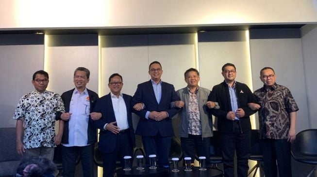 Bakal calon presiden Anies Baswedan bersama sejumlah pendukungnya di Sekretariat Koalisi Perubahan untuk Persatuan di Jakarta Selatan, Selasa (30/5/2023). [Suara.com/Rakha Arlyanto]