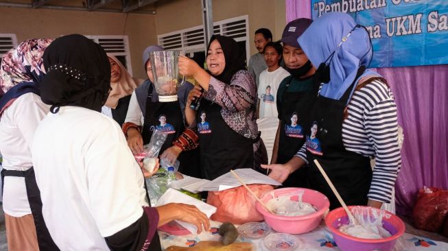 Bantu Emak-emak Nelayan Produktif Hasilkan Cuan, Relawan Sandi Uno Berikan Pelatihan Olahan Ikan Laut