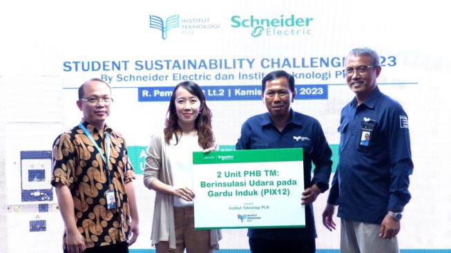 Schneider Electric Donasi Fasilitas Belajar ke IT PLN Melalui Sustainability Challenge