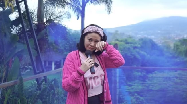 Potret Denise Chariesta Gelar Gender Reveal. (YouTube Denise Chariesta)