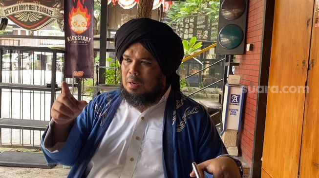 Ustaz Derry Sulaiman di kawasan Kapten P. Tendean, Jakarta Selatan, Selasa (30/5/2023). [Suara.com/Adiyoga Priyambodo]