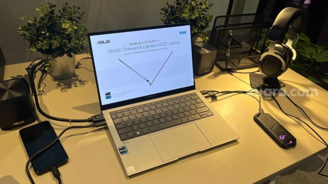 Peluncuran laptop Asus Zenbook S 13 OLED di Hotel Park Hyatt, Jakarta Pusat, Selasa (30/5/2023). Perangkat ini diklaim Asus sebagai laptop ramah lingkungan sekaligus paling tipis dan ringan di dunia. [Suara.com/Dicky Prastya].