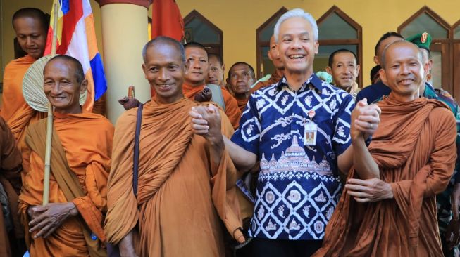 Warga Jateng Antusias Sambut Bhikkhu Thudong, Ganjar: Cerminan Keramahan Indonesia