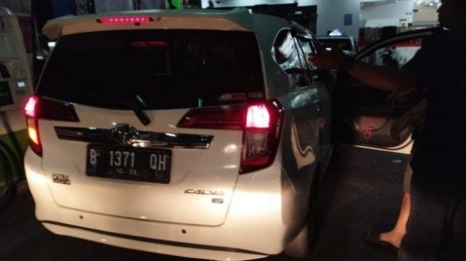Gara-gara Ditegur Potong Anteran di SPBU Kalideres, Abang Jago Aniaya Pengendara Mobil Lain