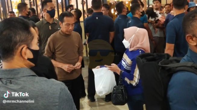 Fashion Mewah Iriana Bikin Salah Fokus, Saat Presiden Jokowi Tampak Sederhana Nonton Bioskop dengan Pengunjung Lain