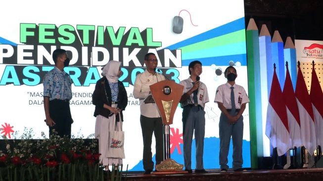 Penjabat (Pj) Gubernur Provinsi DKI Jakarta Heru Budi Hartono (tengah) mengajukan pertanyaan kepada sejumlah siswa-siswi Sekolah Menengah Kejuruan yang hadir pada Festival Pendidikan Astra 2023 Minggu siang di Taman Mini Indonesia Indah, Jakarta (28/5/2023) [Astra].