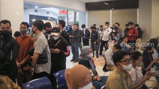 Para pencari kerja mengantri untuk mencari informasi pekerjaan pada acara Jakarta Job Fair di Plaza Semanggi, Jakarta, Selasa (30/5/2023). [Suara.com/Alfian Winanto]