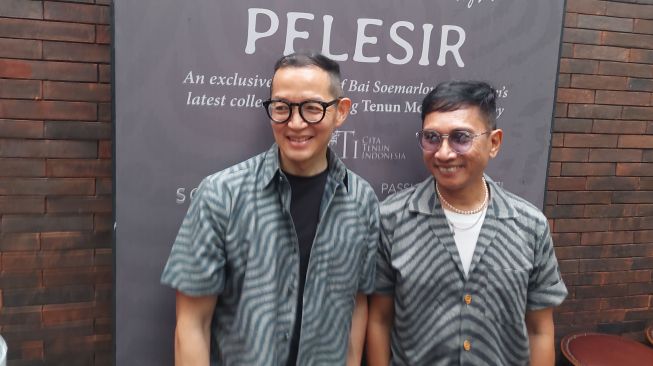 Desainer Bai Soemarlono tampil beda dengan membuat karya baju memakai bahan kain tenun. (Dok. Lilis/Suara.com)