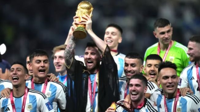 Potret timnas Argentina usai mengangkat trofi Piala Dunia.  (www.independent.co.uk)