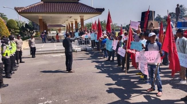 Warga Blitar Tuntut Perushaan Pengelola Perkebunan Patuhi Aturan