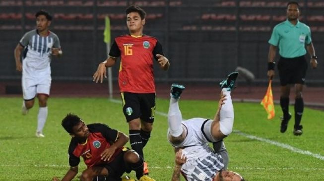 Striker timnas Timor Leste Paulo Domingos Gali Da Costa Freitas (tengah). Mohd RASFAN / AFP