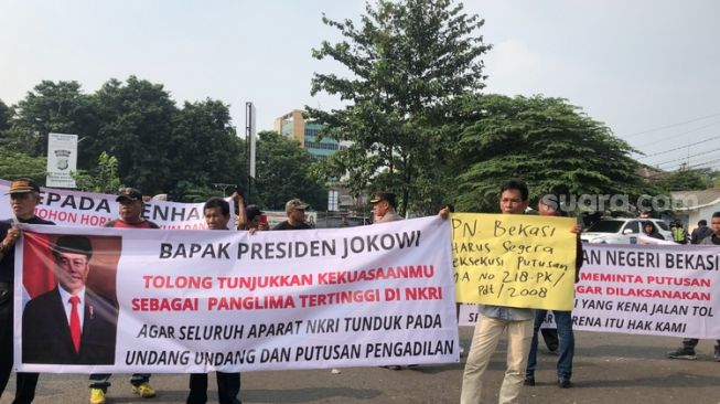 Geruduk PN Bekasi Tuntut Ganti Rugi, Puluhan Ahli Waris Jatikarya: Pak Jokowi Tunjukkan Kekuasaanmu