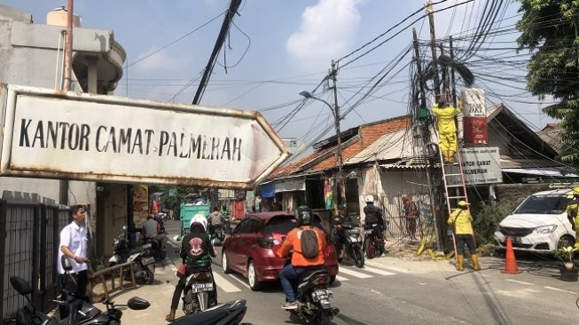 Diduga Korsleting Listrik, Sebuah Tiang Listrik Depan Kantor Kecamatan Palmerah Terbakar, Warga Kocar-kacir