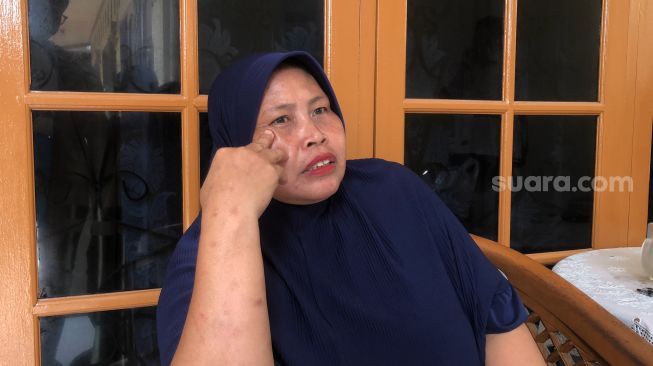 Istri Ketua RT 5, RW 2, Aminah soal kontrakan milik Rafael Alun di kawasan Kembangan, Jakbar. (Suara.com/Faqih)