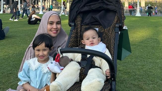 10 Potret Keluarga Kartika Putri Liburan di London, Paras Cantik Anak Bikin Salfok