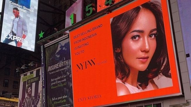 Artis Indonesia yang wajahnya terlihat di Times Square (Instagram/@enzystoria)