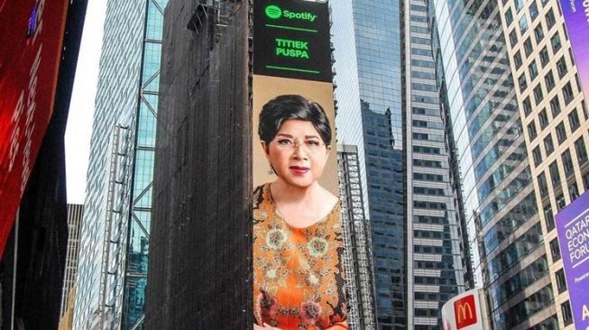 Artis Indonesia yang Wajahnya Nampang di Times Square (Instagram/@titiekpuspa_official)