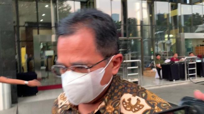 Sekjen DPR Indra Iskandar berusaha menghindari wartawan yang berada di Gedung Merah Putih KPK Jaksel pada Selasa (31/5/2023). [Suara.com/Yaumal]