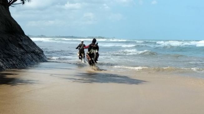 Tak Ada Jalan Penghubung, Warga Way Haru Pesisir Barat Harus Melewati Laut