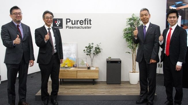 Jajaran top management home appliances business unit Sharp Corporation memperkenalkan Purefit Plasmacluster Air Purifier. [Sharp Indonesia] 