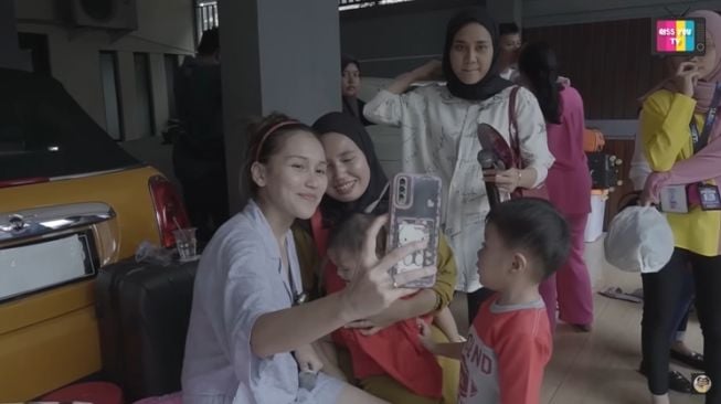 Momen Ayu Ting Ting jual baju bekas (YouTube/Qiss You TV)