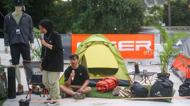 Pengunjung memilih perlengkapan outdoor yang dijual dalam acara Indofest di Istorea Senayan, Jakarta, Kamis (1/6/2023). [Suara.com/Alfian Winanto]