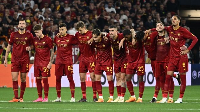AS Roma players line up during the penalty shootout against Sevilla in the 2022-2023 Europa League final at the Puskas Arena in Budapest, Hungary on May 31, 2023. AS Roma failed to win after losing on penalties with a score of 1-4 after a 1-1 draw 1 for 120 minutes. Attila KISBENEDEK/AFP