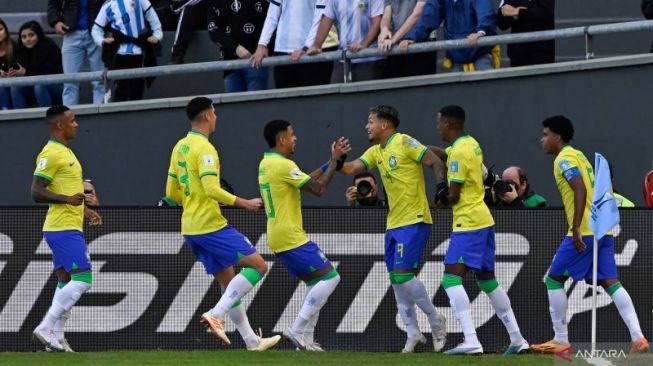 Selebrasi penyerang Brasil Marcos Leonardo (ketika kanan) dengna rekan setimnya setelah mencetak gol lawan Tunisia dalam pertandingan babak 16 besar Piala Dunia U-20 di Estadio Ciudad de La Plata pada 01 Juni 2023. ANTARA/AFP/LUIS ROBAYO.