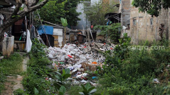 Tumpukan sampah memenuhi Sodetan kali yang terbengkalai di Kampung Sumur, Klender, Jakarta Timur, Kamis (1/6/2023). [Suara.com/Alfian Winanto]