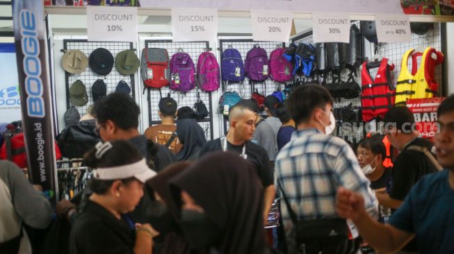 Pengunjung memilih perlengkapan outdoor yang dijual dalam acara Indofest di Istorea Senayan, Jakarta, Kamis (1/6/2023). [Suara.com/Alfian Winanto]