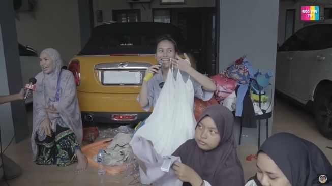 Momen Ayu Ting Ting jual baju bekas (YouTube/Qiss You TV)