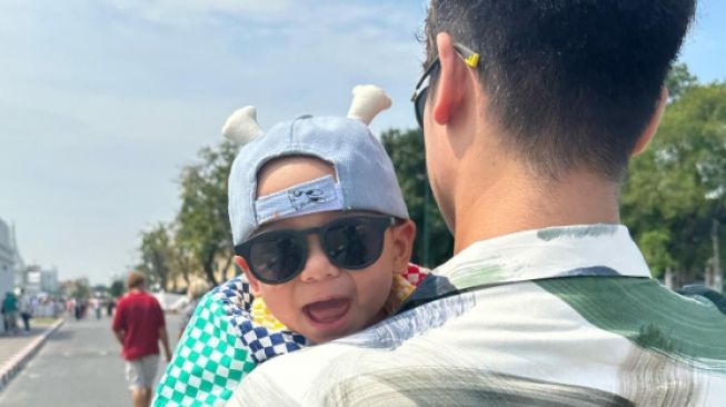 Potret Rizky Billar Momong Anak (Instagram/@rizkybillar)