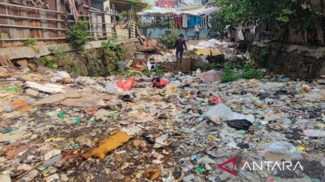 Lama Mangkrak! Proyek Sodetan Kali di Kampung Sumur Klender jadi Penampungan Sampah
