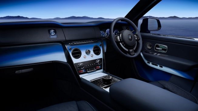 Interior Rolls-Royce Cullinan Blue Shadow menggunakan enam lapisan cat dalam pembuatannya, menggabungkan lima warna biru yang berbeda untuk efek tiga dimensi  [Rolls-Royce Motor Cars].