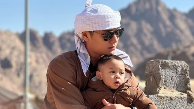 Potret Rizky Billar Momong Anak (Instagram/@rizkybillar)