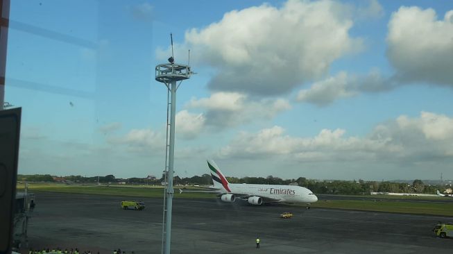 Pesawat Superjumbo Emirates Airbus A380 Mendarat Di Bali. (Suara.com/Ummi Hadyah Saleh)