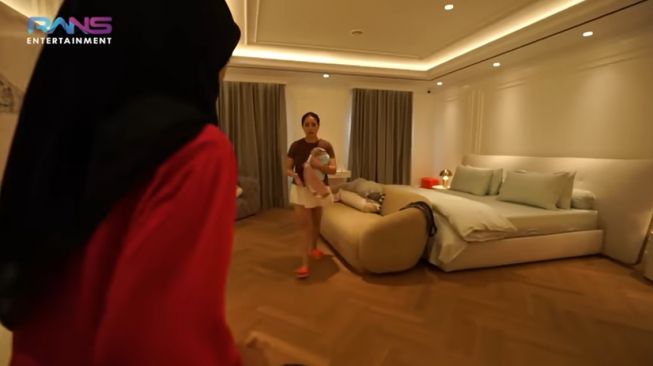 Potret Kamar Mewah Raffi Ahmad dan Nagita Slavina di Rumah Baru (YouTube/RANS Entertainment)