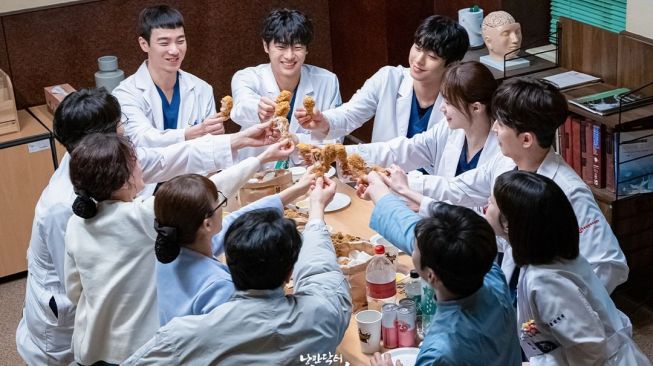 Potret di Balik Layar Dr. Romantic 3 (Instagram/@sbsdrama.official)