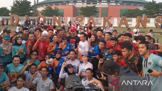 Berkunjung ke Bogor, Bakal Capres PDIP Ganjar Pranowo Lari Pagi di Stadion Pakansari