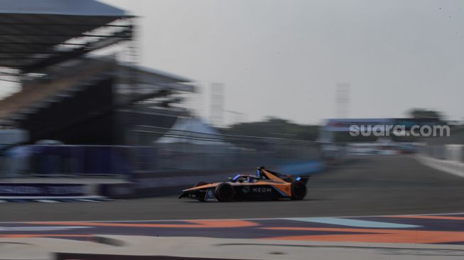 Sejumlah pebalap mengikuti sesi latihan bebas atau free practice pertama (FP1) Formula E Jakarta, di Jakarta International E-Prix Circuit (JIEC), Jakarta, Jumat (2/6/2023). [Suara.com/Alfian Winanto]