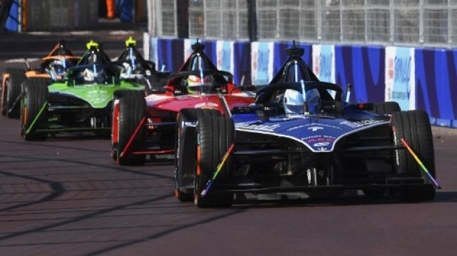 Pembalap Maserati MSG Racing Maximilian Gunther berada di depan saat membalap di E-Prix Cape Town 2023 di Cape Town pada 25 Februari 2023. Rodger Bosch / AFP