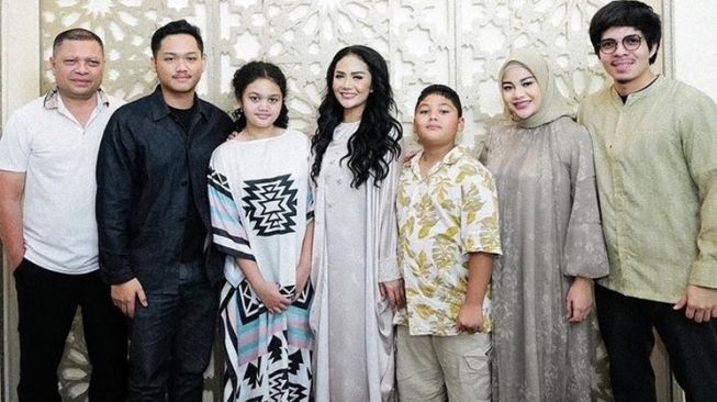 Artis Beda Ayah tapi Akur Saling Sayang (Instagram/@krisdayantilemos)