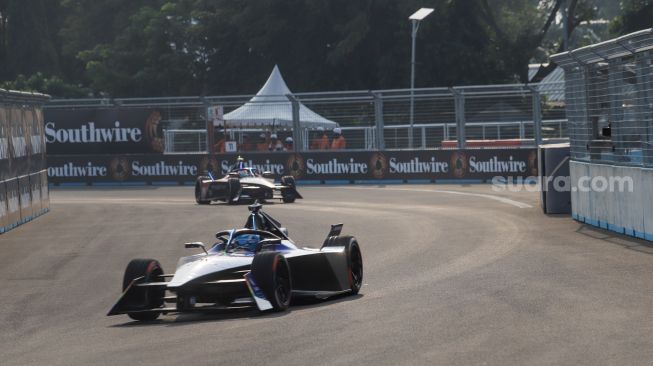 Sejumlah pebalap mengikuti sesi latihan bebas atau free practice pertama (FP1) Formula E Jakarta, di Jakarta International E-Prix Circuit (JIEC), Jakarta, Jumat (2/6/2023). [Suara.com/Alfian Winanto]