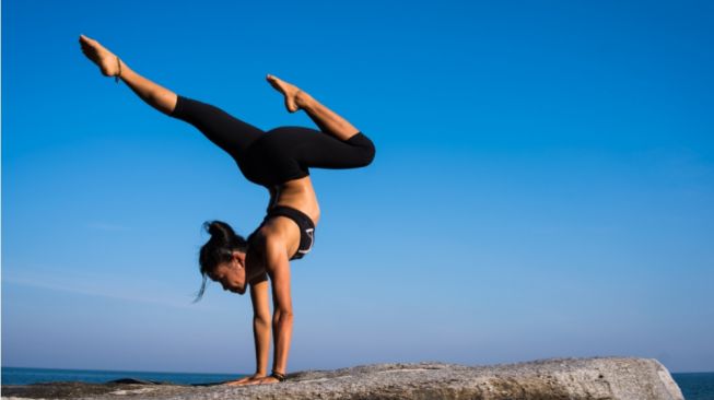 5 Olahraga yang Bisa Dilakukan di Rumah, Ada Skipping hingga Yoga