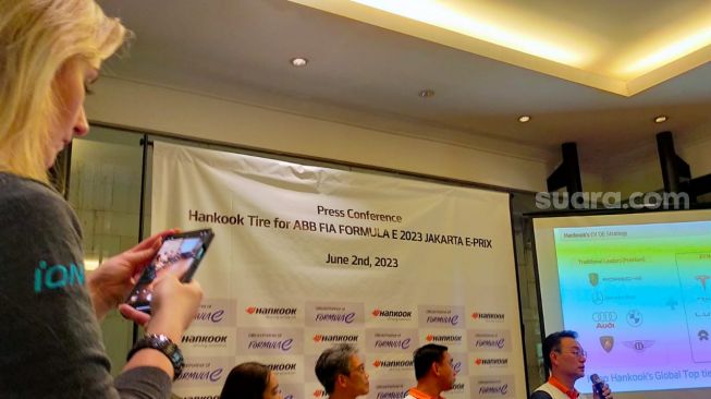 Suasana konferensi pers Hankook Tire sebagai pemasok ban dan mitra teknis resmi aBB FIA Formula E 2023 [Suara.com/CNR ukirsari].
