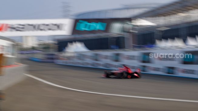 Sejumlah pebalap mengikuti sesi latihan bebas atau free practice pertama (FP1) Formula E Jakarta, di Jakarta International E-Prix Circuit (JIEC), Jakarta, Jumat (2/6/2023). [Suara.com/Alfian Winanto]