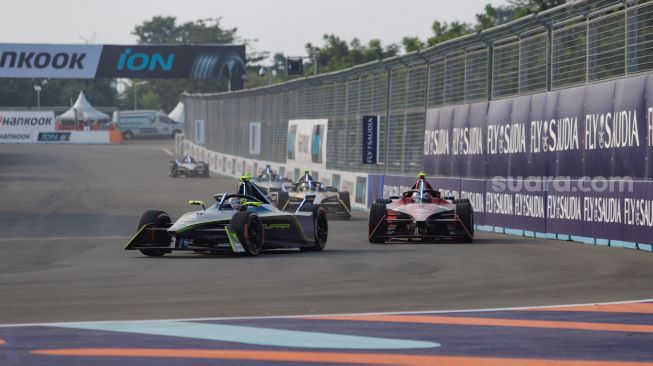 Sejumlah pebalap mengikuti sesi latihan bebas atau free practice pertama (FP1) Formula E Jakarta, di Jakarta International E-Prix Circuit (JIEC), Jakarta, Jumat (2/6/2023). [Suara.com/Alfian Winanto]