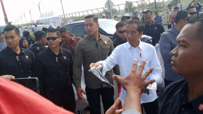Dapat Kaus dari Jokowi Saat Kunjungan ke Jembatan Kretek II, Endang: Bakal Saya Simpan untuk Kenang-kenangan